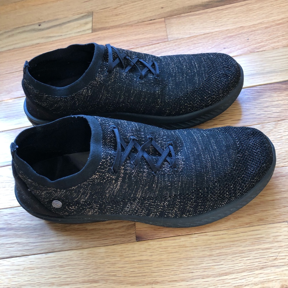 Bzees Sneakers Black Nuance Comfort metallic accents Size 8.5 Wide.
